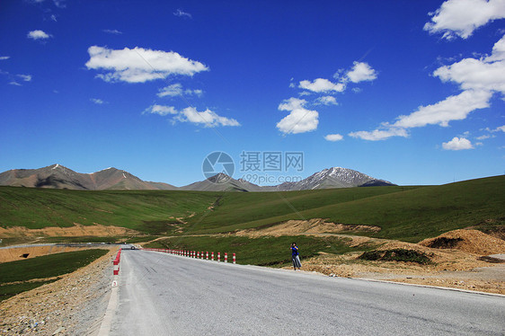 祁连山山脚公路图片