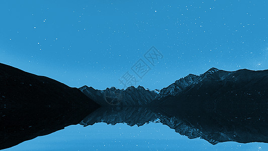 山和水旅游胜地的星空倒影背景