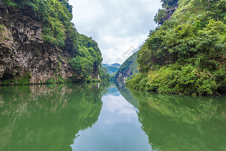 湖光倒影清晨的峡谷薄雾笼罩背景