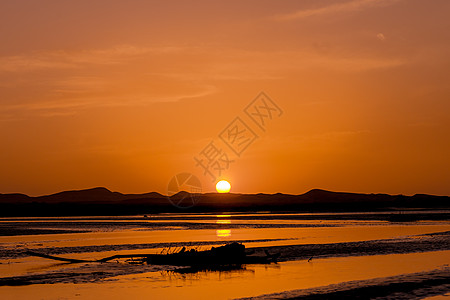 新疆塔克拉玛干沙漠落日图片