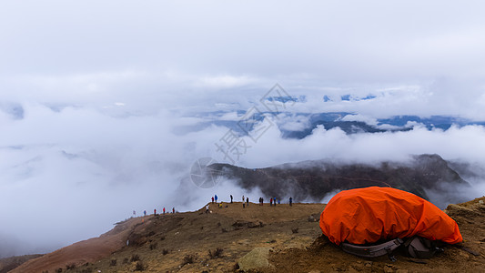 四川牛背山顶的登山包图片