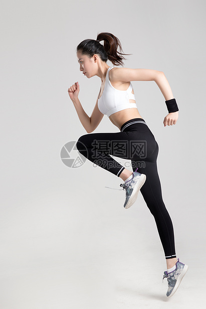 女性跑步动作白底棚拍图片