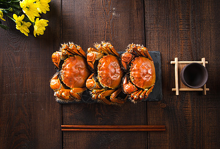 木餐具秋天肥美螃蟹背景