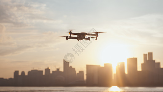 飞行的无人机无人机航拍城市背景