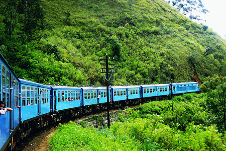 行驶在斯里兰卡高山茶园的火车背景