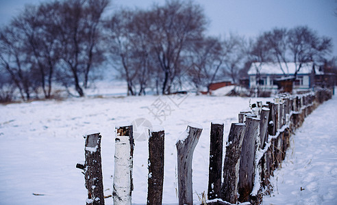 冬天美丽的雪景木篱笆图片