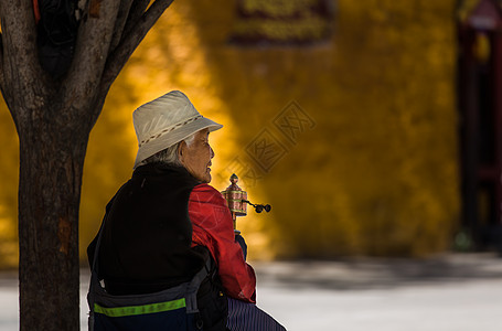 信仰西藏人文转经的老奶奶背景