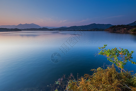 秋日湖面晚霞背景图片