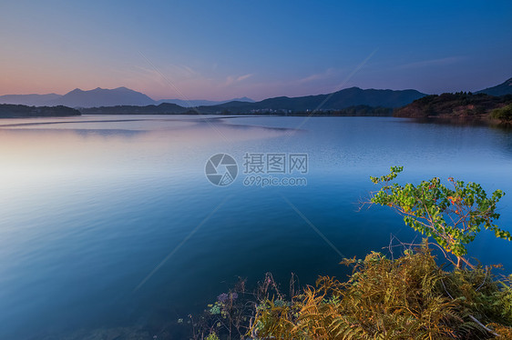 秋日湖面晚霞图片