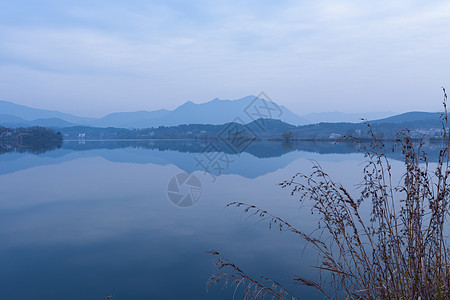 秋日湖面晚霞背景图片