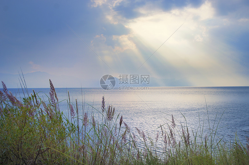 天空耶稣光下的一片大海图片