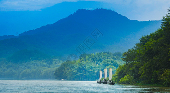 高山河流和小船船帆高清图片素材