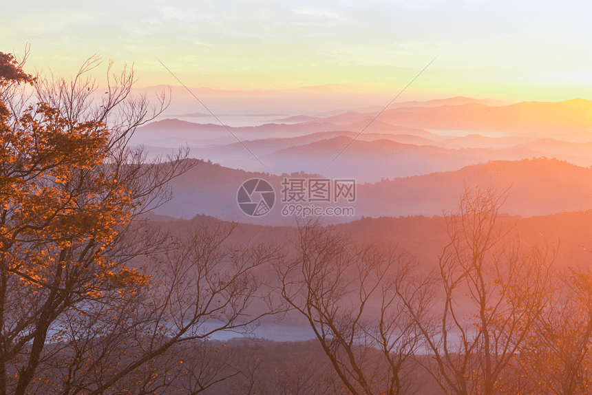 金色阳光山峦起伏图片