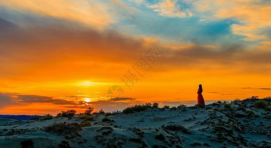 红色女性美女沙漠观落日背景