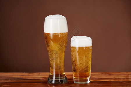 啤酒杯桌上的玻璃杯高清图片
