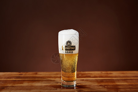 啤酒杯泡沫溢出状态高清图片