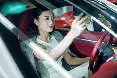 女客户试驾体验汽车性能背景图片