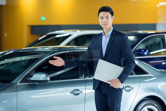 汽车销售服务人员介绍汽车图片