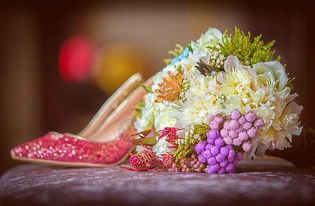 结婚背景婚礼上鲜花与婚鞋背景