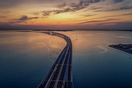 鸟瞰大海夕阳下的跨海大桥背景