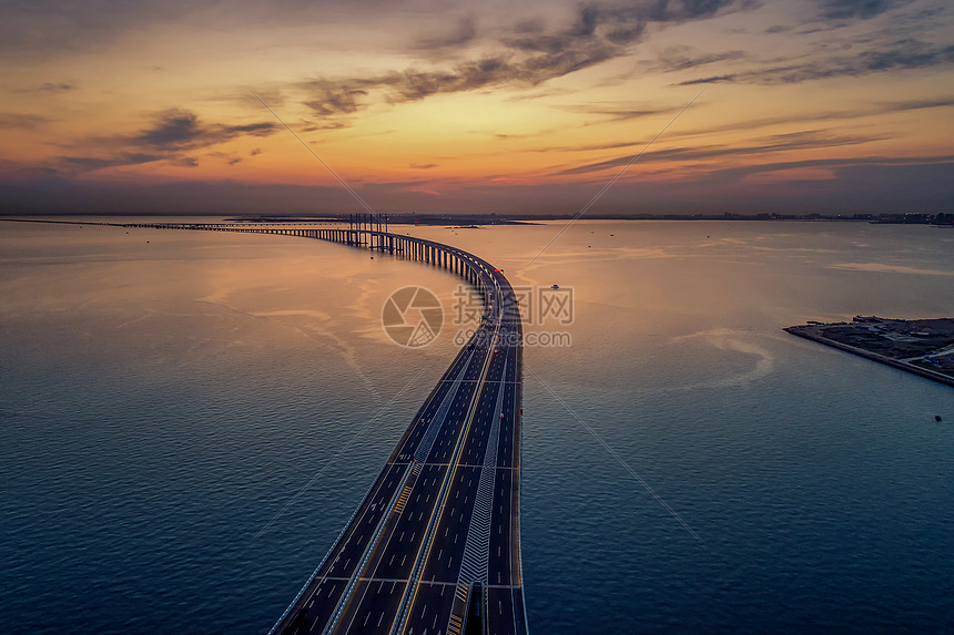 夕阳下的跨海大桥图片