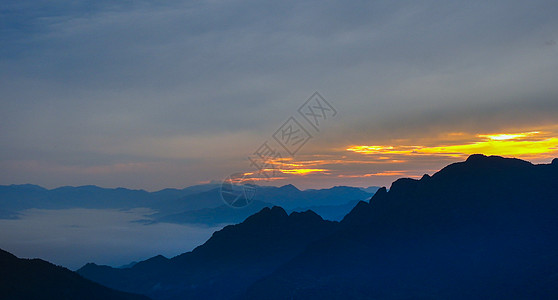 高山白云傍晚夕阳下的山脉和云雾背景