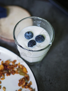 蓝莓牛奶杯中的酸奶高清图片