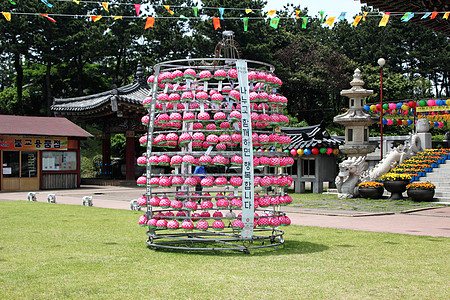 济州岛寺庙多种颜色的彩旗高清图片