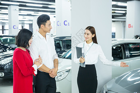 人物介绍销售人员给夫妻介绍车型背景