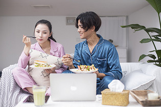 居家生活男女在客厅吃美食图片