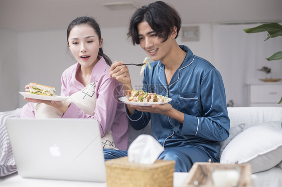 居家生活男女在客厅吃美食图片