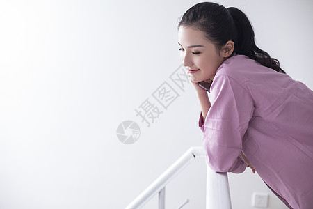 女主人在家里休息玩手机图片