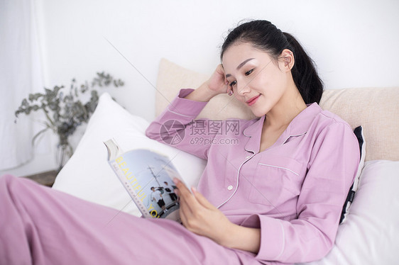 女主人在家里休息看书图片