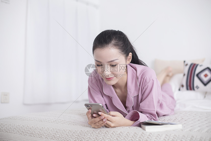 女主人在家里休息玩手机图片