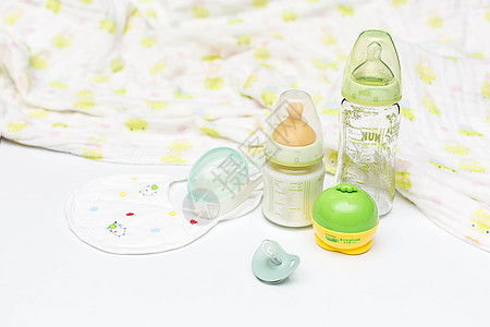 婴儿用品奶瓶奶嘴高清图片