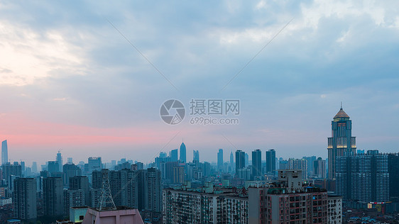 俯视长江主轴上的城市美景图片