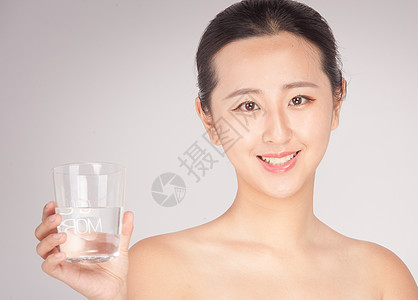 青年女性拿着水杯图片