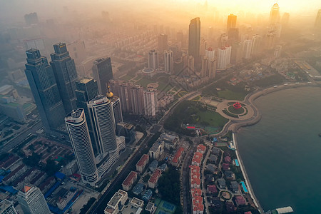 晨雾中的城市图片