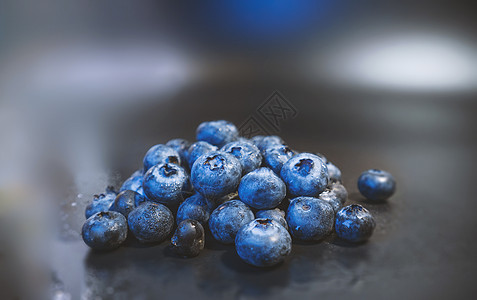 新鲜成熟的蓝莓背景图片