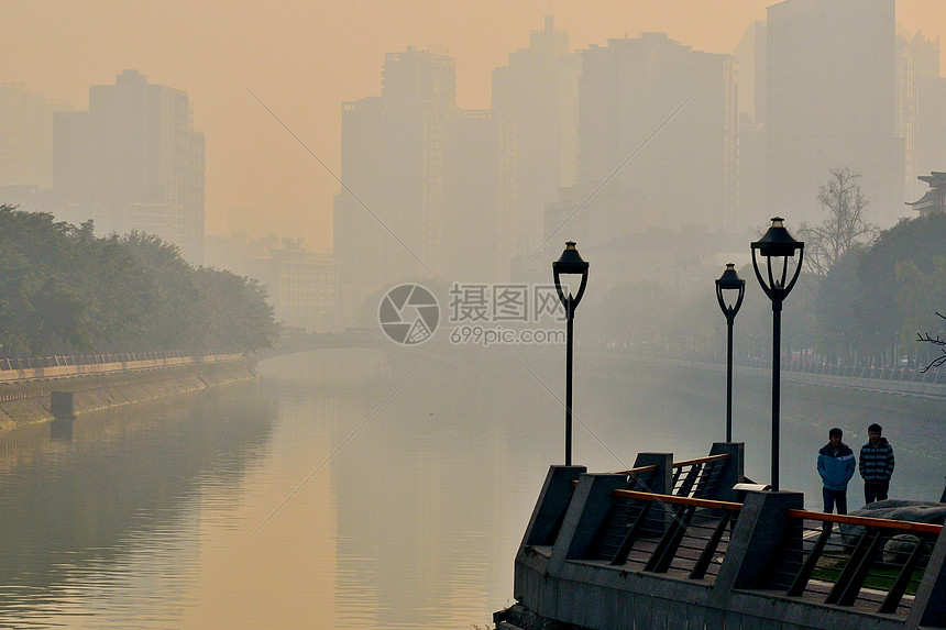 晨雾中的成都市区锦江河畔图片