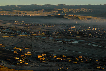 晨雾中的四川阿坝藏族自治区阿坝县城高清图片