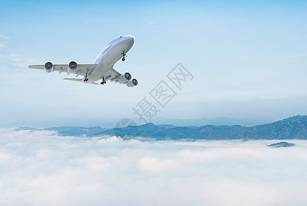 云端上的航空运输图片