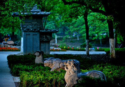 合肥逍遥津公园内的张辽墓坐落在石兽和碑亭旁高清图片