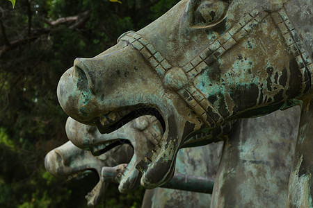 合肥逍遥津公园三国历史文化馆前的铜战马高清图片