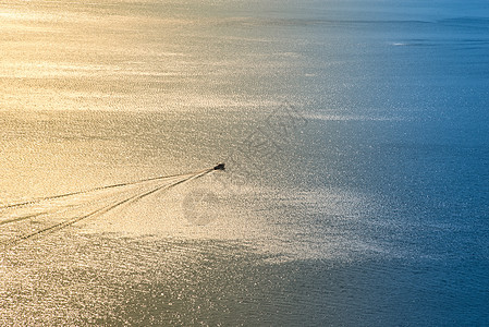扁平花巽寮湾夕阳下海面上高速飞驰的快艇背景