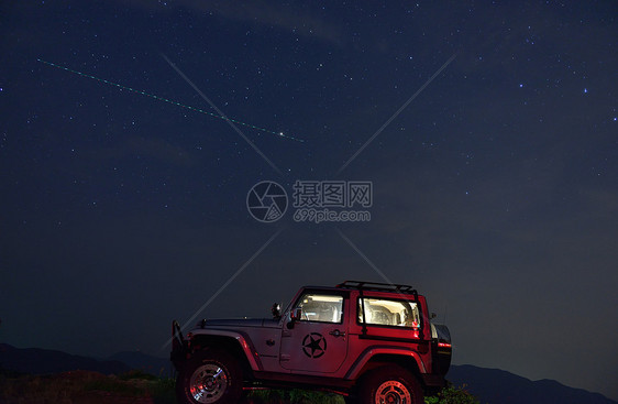 星空下的JEEP图片