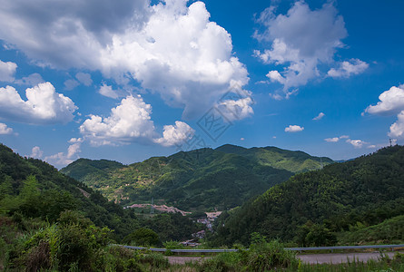 蓝天下的小山村背景