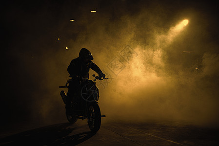 极限摩托车灯光下的车手背景