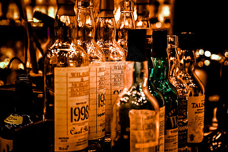 吧台酒瓶洋酒威士忌高清图片