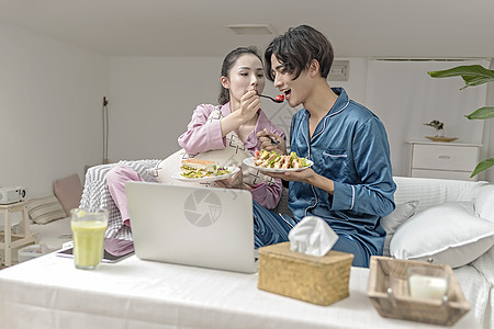 两人吃饭素材情侣在客厅想用健康绿色食品背景